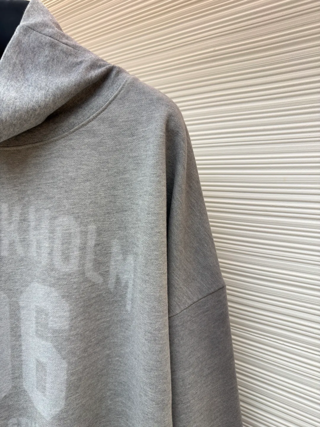 Acne Studios printed logo sweatshirt ●Original version: Purchased and developed for 4700 ●Item number: 1682167-A80 ●Fabric: Floral soft velvet nylon fabric ●Technology: Imported machine foam printing ●Color: Gray ●Version: Loose version ●Weight: about 610 grams ●Size: Shown in a subtle and restrained manner, it is embellished with the college-style seasonal logo pattern, and uses simple and tense lines to outline the personality logo. The hidden luxury beauty of sweatpants carved with Maliu craftsmanship. From rich to light, the color transition is natural and smooth, and the elegant style is like the precipitation of time. The suit attendance interprets the infinite possibilities of fashion from a unique perspective. Imported machine foam printing uses imported professional printing equipment to apply a special white slurry to the textile surface in a specific pattern through precise mechanical control. The foaming agent is thermally decomposed to produce gas, which expands the slurry to form a three-dimensional white foam pattern. Gradient special slurry spraying process sprays dyes of different colors on the surface of the fabric to achieve rich color changes in the clothes under different lights, increasing the visual layering. The fabrics have been carefully washed, have a better hand feel and texture, are not easy to deform, are not easy to shrink, are not easy to fade, and maintain long-term beauty. The overall wiring is straight and delicate, the fabric is comfortable and soft, and the color is consistent without color difference. It can be matched with the same style to create a fashionable look and control various occasions. Customized accessories, complete with three standards, same style for men and women!
